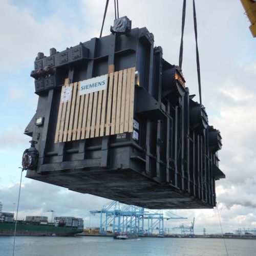 Carga de un trasformador de 366 MT en el puerto de Rotterdam